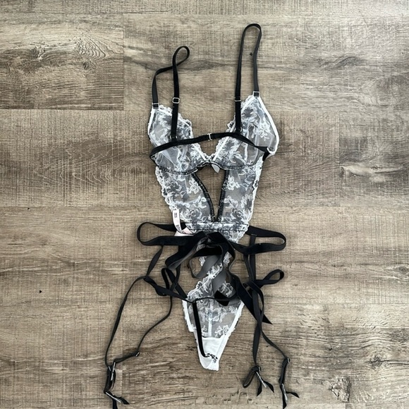 Victoria’s Secret black embroidered velvet teddy NWT - Picture 5 of 7